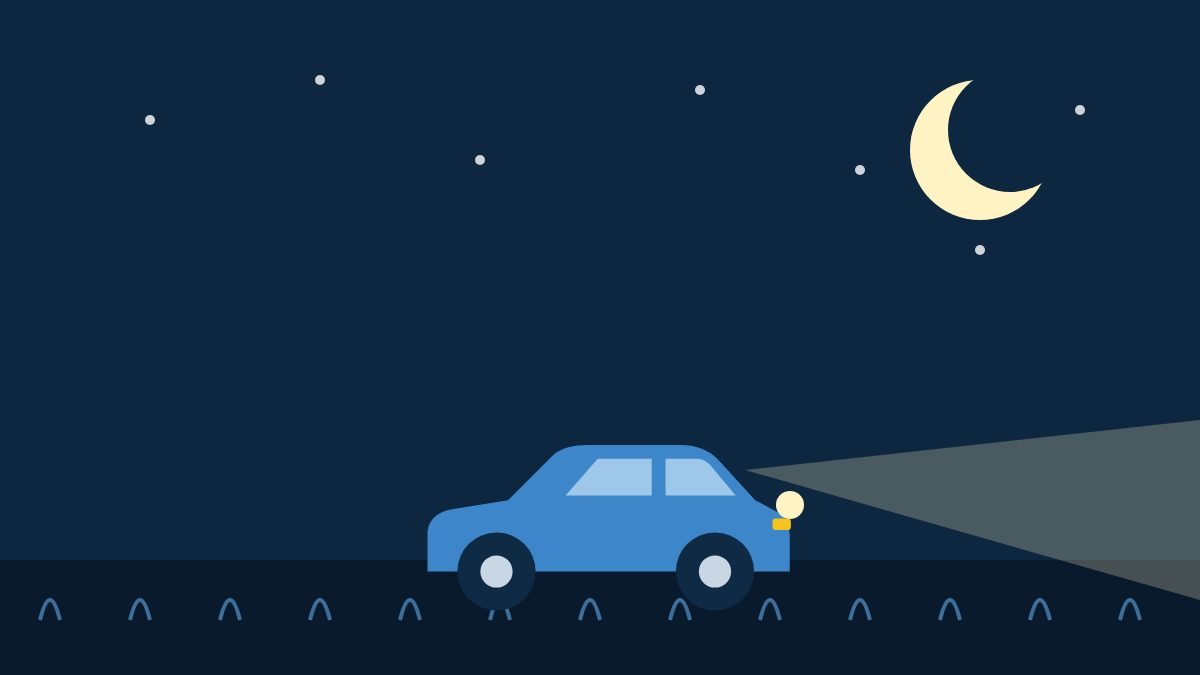 Auto met koplampen aan op een donkere weg